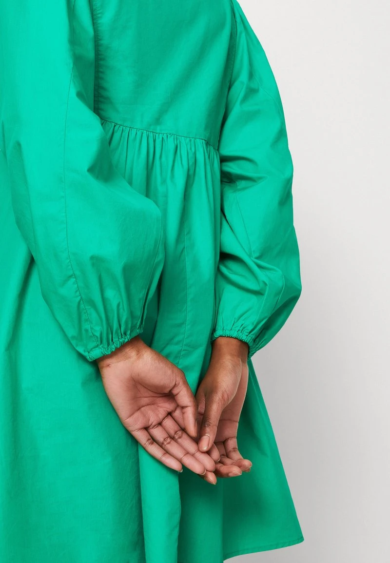 Marc O'Polo DRESS FEMININE STYLE SLEEVE VOLUME V NECK SHORT LENGTH - Freizeitkleid - Vivid Green 6 Marc O'Polo DRESS FEMININE STYLE SLEEVE VOLUME V NECK SHORT LENGTH - Freizeitkleid - Vivid Green – Bild 6