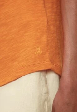 Marc O'Polo V-NECK REGULAR - T-Shirt Basic - Marigold Orange 10 Marc O'Polo V-NECK REGULAR - T-Shirt Basic - Marigold Orange -Mode Familie 650fdd4ea4ac42fda3065bd411d7db2b