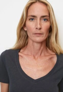 Marc O'Polo V-NECK REGULAR - T-Shirt Basic - Deep Blue Sea 10 Marc O'Polo V-NECK REGULAR - T-Shirt Basic - Deep Blue Sea -Mode Familie 6759a8e58b0d4a3d8e68df0193aa922f