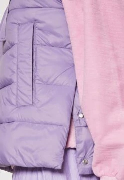 Marc O'Polo VEST DETACHABLE HOOD WELT POCKETS SIDE SLIT - Weste - Sunbleached Purple -Mode Familie 689bbd0253364fe3930dab22a713a170