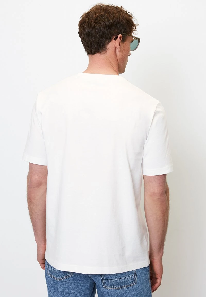 Marc O'Polo REGULAR MIT ELEGANT GESCHWUNGENEM LOGO-PRINT - T-Shirt Print - White 3 Marc O'Polo REGULAR MIT ELEGANT GESCHWUNGENEM LOGO-PRINT - T-Shirt Print - White – Bild 3