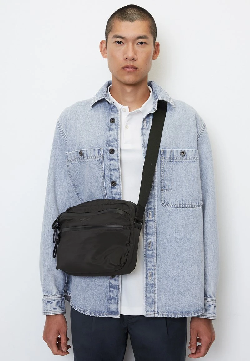 Marc O'Polo MIT WASSERABWEISENDEM ZIPPER - Umhängetasche - Black 1 Marc O'Polo MIT WASSERABWEISENDEM ZIPPER - Umhängetasche - Black