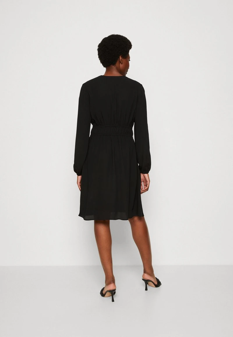 Marc O'Polo DRESS FEMININ STYLE DEEP V-NECK FITTED WAIST - Freizeitkleid - Black 3 Marc O'Polo DRESS FEMININ STYLE DEEP V-NECK FITTED WAIST - Freizeitkleid - Black – Bild 3