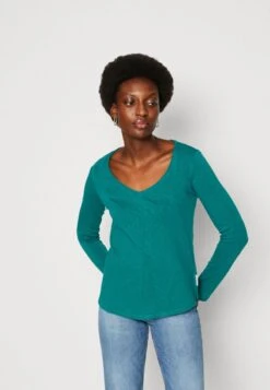 Marc O'Polo DENIM LONGSLEEVE V NECK REGULAR FIT - Langarmshirt - Green 9 Marc O'Polo DENIM LONGSLEEVE V NECK REGULAR FIT - Langarmshirt - Green -Mode Familie 6f7d6608398f4a938c73df05a91bad98