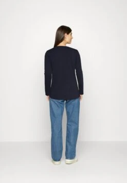 Marc O'Polo LONG SLEEVE ROUND NECK - Langarmshirt - Manic Midnight 8 Marc O'Polo LONG SLEEVE ROUND NECK - Langarmshirt - Manic Midnight -Mode Familie 6ffb0e8cea5e43d9a93474deea5aafb1