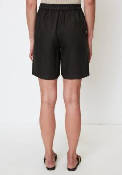 Marc O'Polo HIGH WAISTMIT TEIL-ELASTISCHEM BUND - Shorts - Black 8 Marc O'Polo HIGH WAISTMIT TEIL-ELASTISCHEM BUND - Shorts - Black -Mode Familie 7071a27a1c394615942d98cc2f36a035