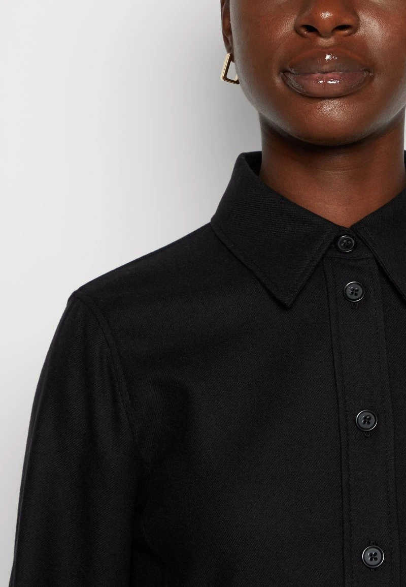 Marc O'Polo DRESS FEMININ SILHOUETTE SHIRT STYLE CUT LINES - Blusenkleid - Black 6 Marc O'Polo DRESS FEMININ SILHOUETTE SHIRT STYLE CUT LINES - Blusenkleid - Black – Bild 6