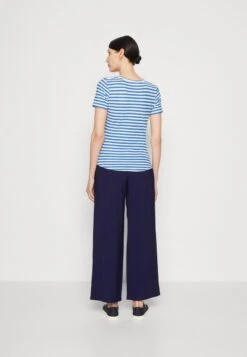 Marc O'Polo SHORT SLEEVE V NECK - T-Shirt Print - Multi/summer Sky -Mode Familie 732de4ba5f604f1ab1e4384f43fbb539