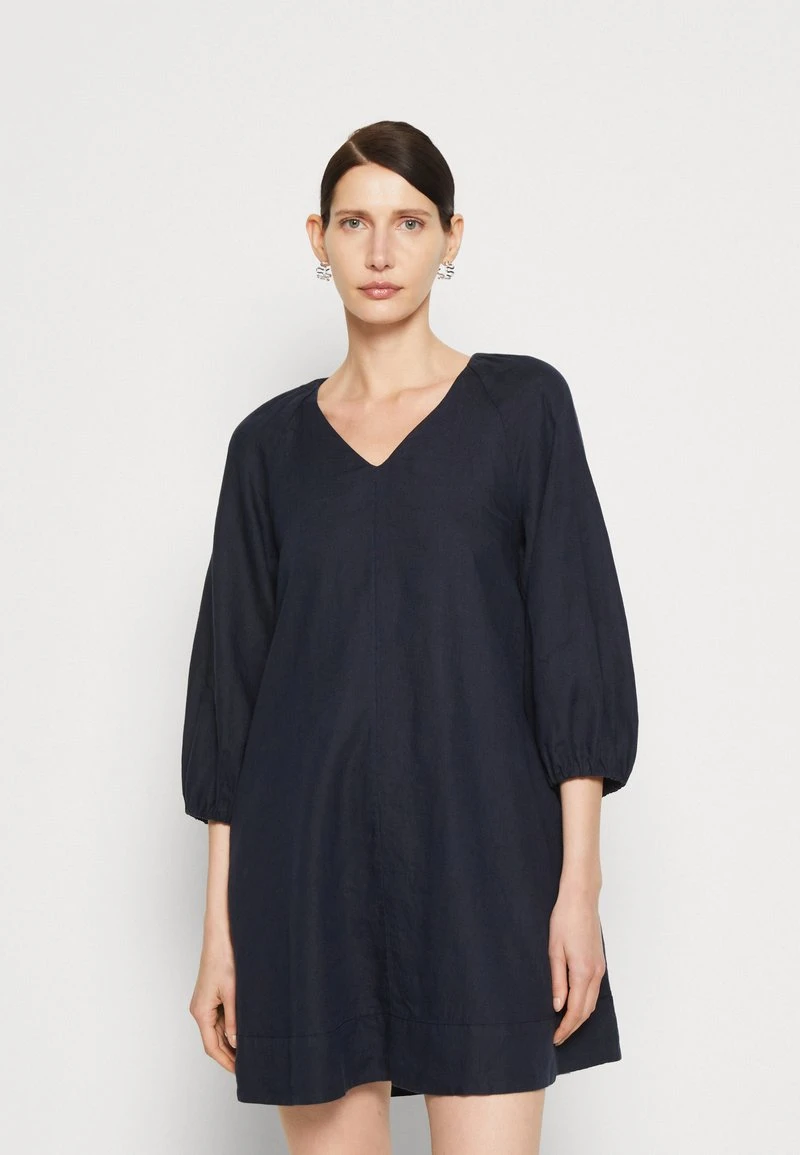 Marc O'Polo DRESS SHORT LENGTH A LINE FEMININE NECKLINE - Freizeitkleid - Deep Blue Sea 1 Marc O'Polo DRESS SHORT LENGTH A LINE FEMININE NECKLINE - Freizeitkleid - Deep Blue Sea