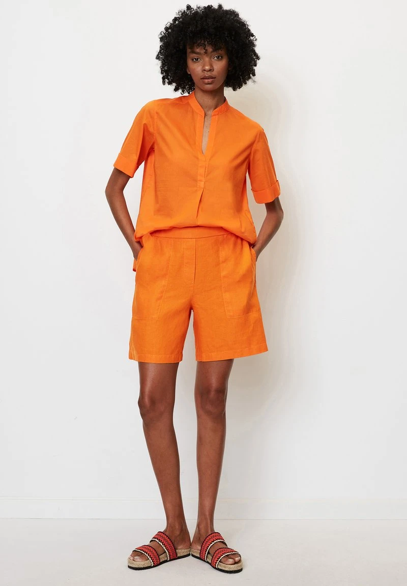 Marc O'Polo HIGH WAISTMIT TEIL-ELASTISCHEM BUND - Shorts - Marigold Orange 2 Marc O'Polo HIGH WAISTMIT TEIL-ELASTISCHEM BUND - Shorts - Marigold Orange – Bild 2