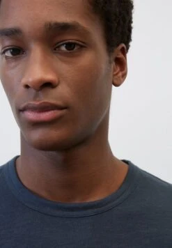 Marc O'Polo SLUB LONGSLEEVE SHAPED - Langarmshirt - Dark Navy 8 Marc O'Polo SLUB LONGSLEEVE SHAPED - Langarmshirt - Dark Navy -Mode Familie 77c5f5a5e60145c7bf569f59e448779f