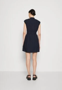 Marc O'Polo DRESS SHIRT STYLE FITTED WAIST SLEEVELESS WITH BELT - Blusenkleid - Deep Blue Sea 8 Marc O'Polo DRESS SHIRT STYLE FITTED WAIST SLEEVELESS WITH BELT - Blusenkleid - Deep Blue Sea -Mode Familie 7a002cdd4792474c8ce424ab527673b9