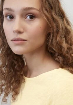 Marc O'Polo U BOOT SLIM - T-Shirt Basic - Pale Sunflower -Mode Familie 7f27a5ad4db94ee2aade3044933f69ab