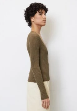 Marc O'Polo SCHMALER V-NECK - Strickjacke - Earthy Brown 10 Marc O'Polo SCHMALER V-NECK - Strickjacke - Earthy Brown -Mode Familie 8318e34eea2a40ffb5a1b2901e759ab7