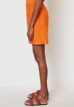 Marc O'Polo HIGH WAISTMIT TEIL-ELASTISCHEM BUND - Shorts - Marigold Orange 9 Marc O'Polo HIGH WAISTMIT TEIL-ELASTISCHEM BUND - Shorts - Marigold Orange -Mode Familie 86315d9f108a43598c0ff515bd569c4c