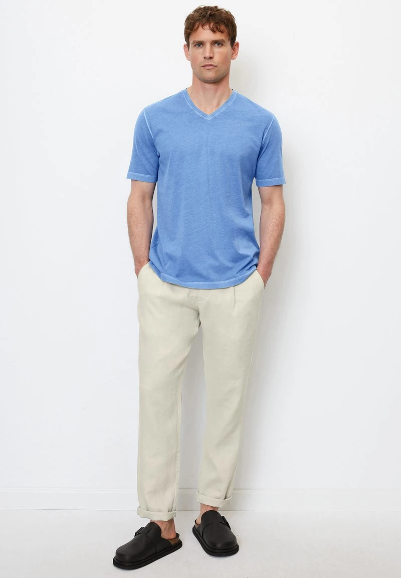 Marc O'Polo V-NECK- REGULAR AUS REINER BIO - T-Shirt Basic - Azur Blue 2 Marc O'Polo V-NECK- REGULAR AUS REINER BIO - T-Shirt Basic - Azur Blue – Bild 2