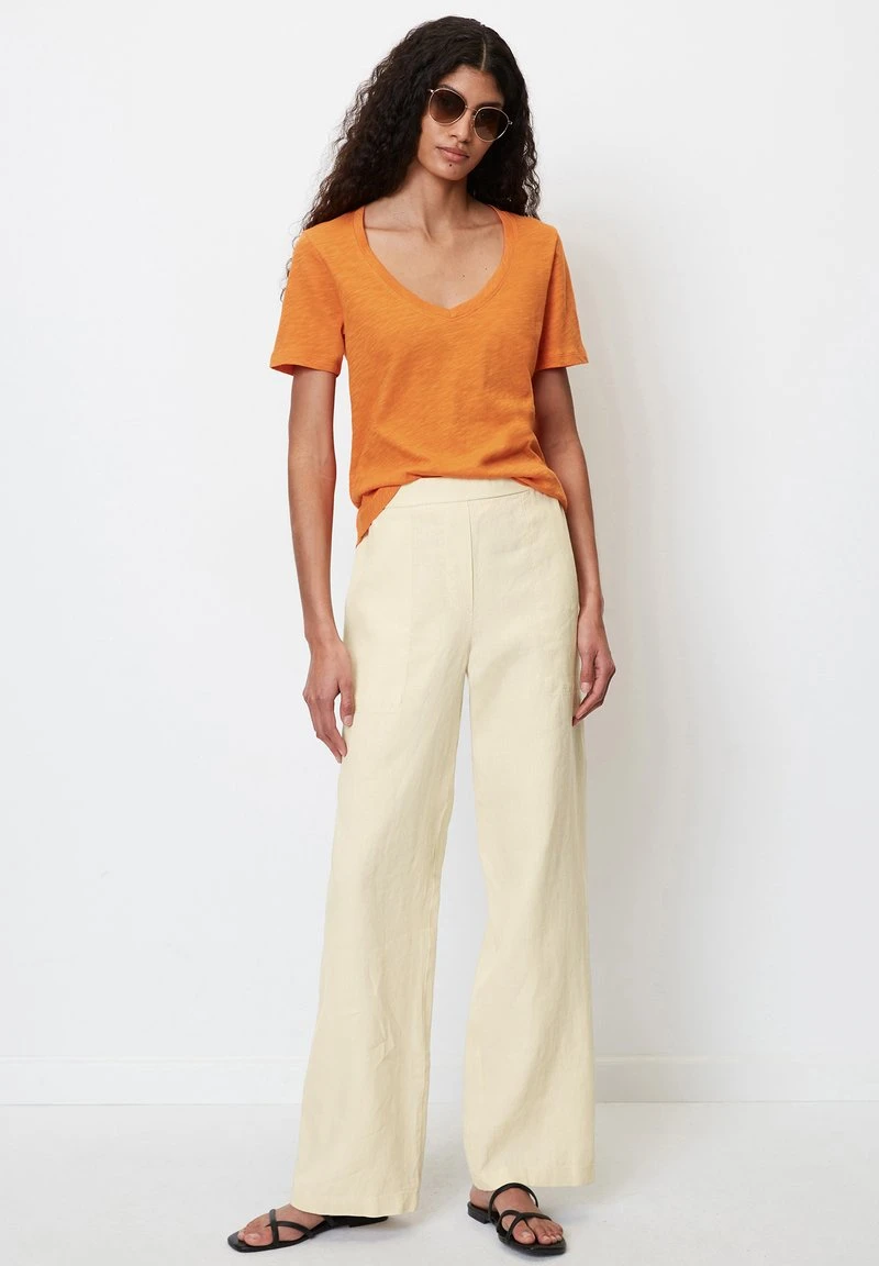 Marc O'Polo V-NECK REGULAR - T-Shirt Basic - Marigold Orange 2 Marc O'Polo V-NECK REGULAR - T-Shirt Basic - Marigold Orange – Bild 2