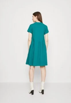 Marc O'Polo DENIM DRESS STYLE HEAVY RAW RUFFLES - Jerseykleid - Green -Mode Familie 87c1ee76d73c4c189a7d9904b630e7b4