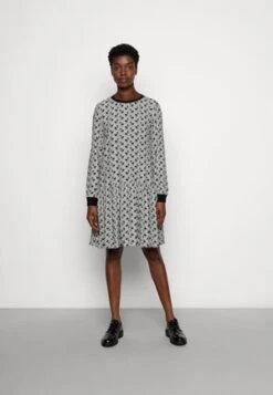 Marc O'Polo Shorts - Noble Blue 11 Marc O'Polo Shorts - Noble Blue -Mode Familie 87eb0b5d21954371baa53b18e3ee4ccf