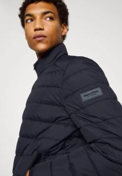 Marc O'Polo JACKET REGULAR FIT REPREVE STAND UP COLLAR 2WAY VISLON - Übergangsjacke - Dark Night 9 Marc O'Polo JACKET REGULAR FIT REPREVE STAND UP COLLAR 2WAY VISLON - Übergangsjacke - Dark Night -Mode Familie 895f5ee6e36447aa902434981c2ab492