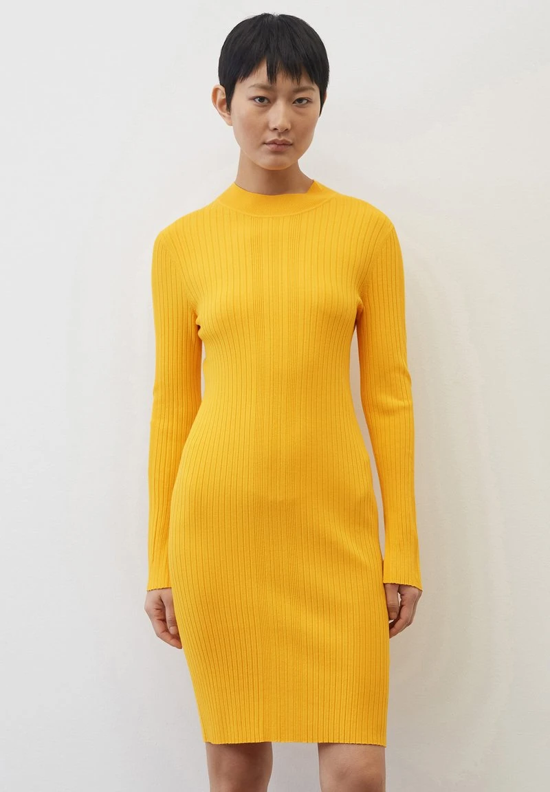 Marc O'Polo LONGSLEEVE, SMALL STAND-UP COLLAR - Strickkleid - Morning Sun 1 Marc O'Polo LONGSLEEVE, SMALL STAND-UP COLLAR - Strickkleid - Morning Sun