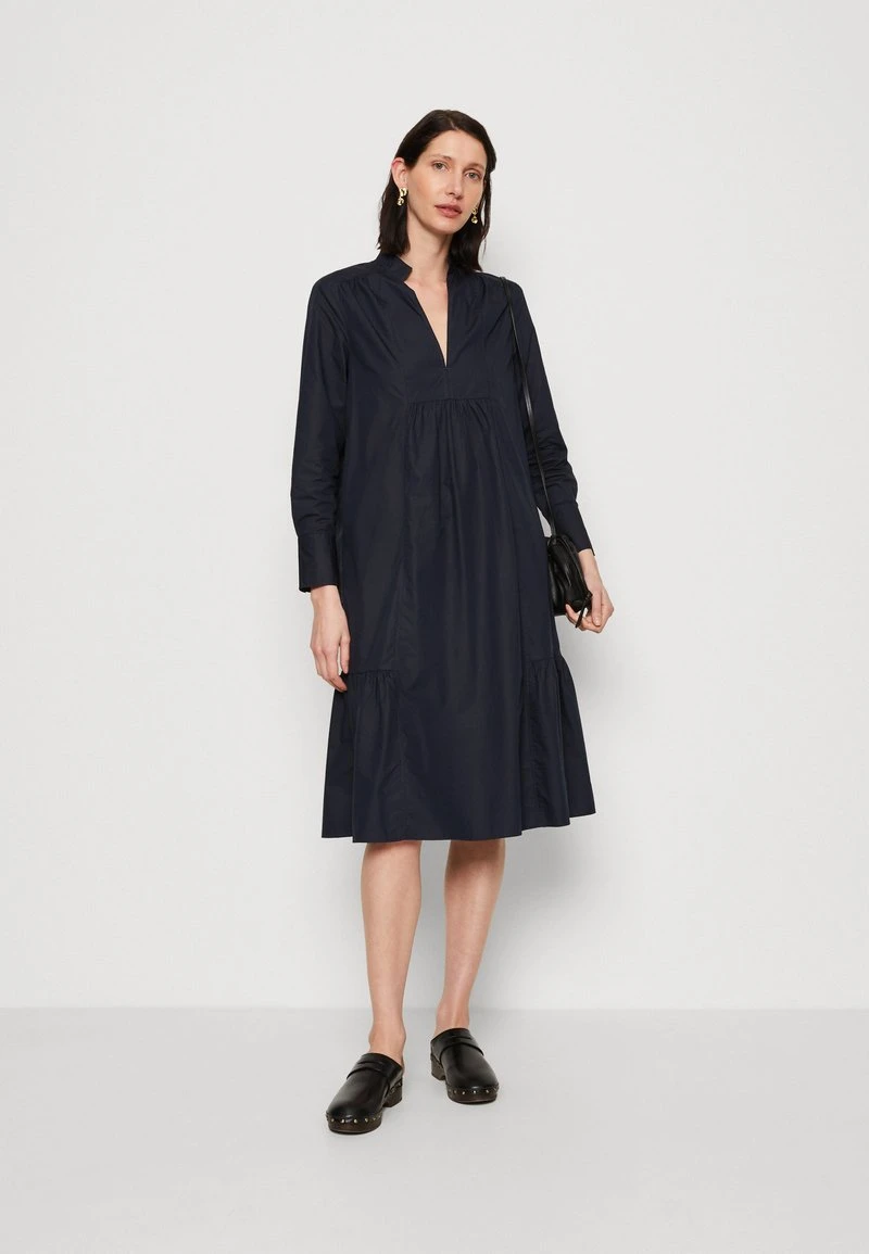 Marc O'Polo DRESS RELAXED A SHAPE CUTLINES FEMININE GATHERING - Freizeitkleid - Deep Blue Sea 2 Marc O'Polo DRESS RELAXED A SHAPE CUTLINES FEMININE GATHERING - Freizeitkleid - Deep Blue Sea – Bild 2