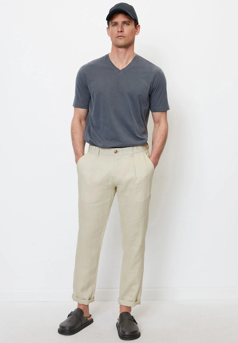 Marc O'Polo V-NECK- REGULAR AUS REINER BIO - T-Shirt Basic - Dark Navy 2 Marc O'Polo V-NECK- REGULAR AUS REINER BIO - T-Shirt Basic - Dark Navy – Bild 2