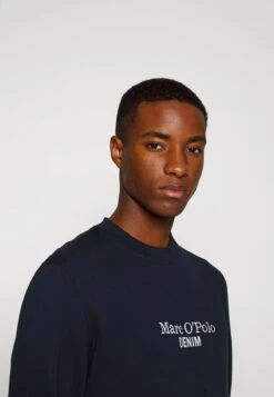 Marc O'Polo DENIM LONG SLEEVE LOGO PRINT ARTWORK - Sweatshirt - True Navy 9 Marc O'Polo DENIM LONG SLEEVE LOGO PRINT ARTWORK - Sweatshirt - True Navy -Mode Familie 95bb2d8e7f8f46a0805a22840ef5366d