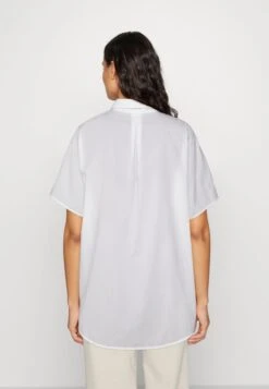 Marc O'Polo LONG SHAPE KENT COLLAR PATCHED POCKET SIDE SLITS - Hemdbluse - White 8 Marc O'Polo LONG SHAPE KENT COLLAR PATCHED POCKET SIDE SLITS - Hemdbluse - White -Mode Familie 97493228e2474cfb82ce845d723a9a1a