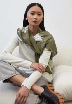 Marc O'Polo QUADRATISCHES - Schal - Spring Pine 11 Marc O'Polo QUADRATISCHES - Schal - Spring Pine -Mode Familie 97e7d04641cd48999f4280dec4dca442