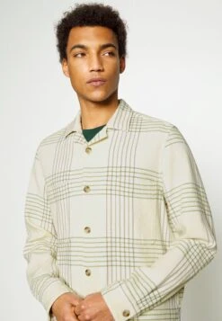 Marc O'Polo WITH CAMP COLLAR LONG SLEEVE TWO PATCHED FLAP POCKET - Leichte Jacke - White 9 Marc O'Polo WITH CAMP COLLAR LONG SLEEVE TWO PATCHED FLAP POCKET - Leichte Jacke - White -Mode Familie 9934f2b729d74148a5ac9a20d7e66217