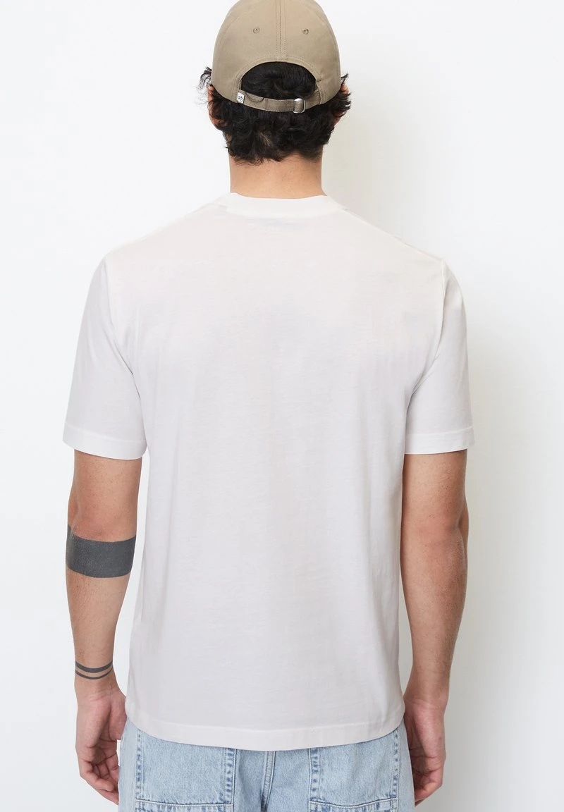 Marc O'Polo REGULAR MIT BRUST-PRIN - T-Shirt Print - White 3 Marc O'Polo REGULAR MIT BRUST-PRIN - T-Shirt Print - White – Bild 3