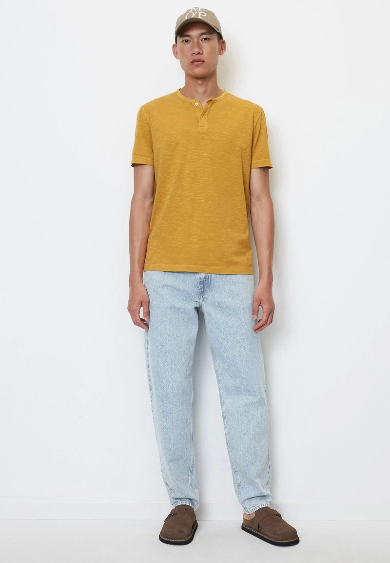 Marc O'Polo Henley Shaped In Softer Slub - T-Shirt Basic - Autumn Hay 2 Marc O'Polo Henley Shaped In Softer Slub - T-Shirt Basic - Autumn Hay – Bild 2