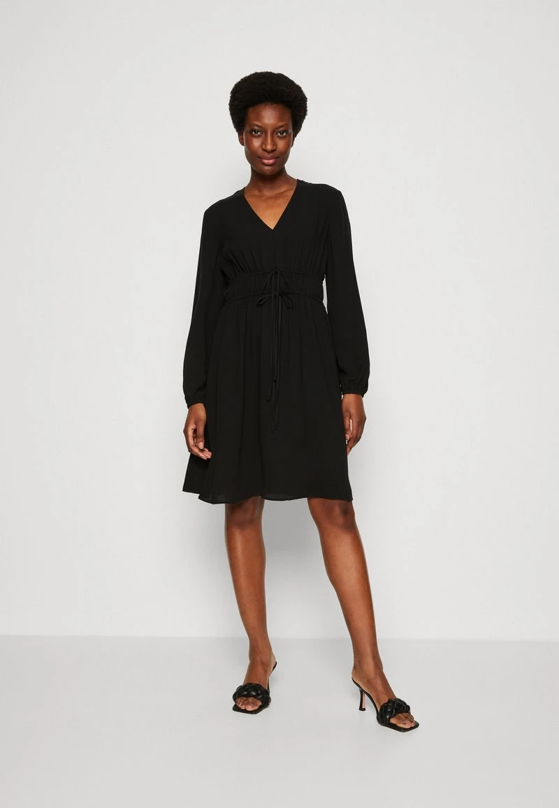 Marc O'Polo DRESS FEMININ STYLE DEEP V-NECK FITTED WAIST - Freizeitkleid - Black 1 Marc O'Polo DRESS FEMININ STYLE DEEP V-NECK FITTED WAIST - Freizeitkleid - Black