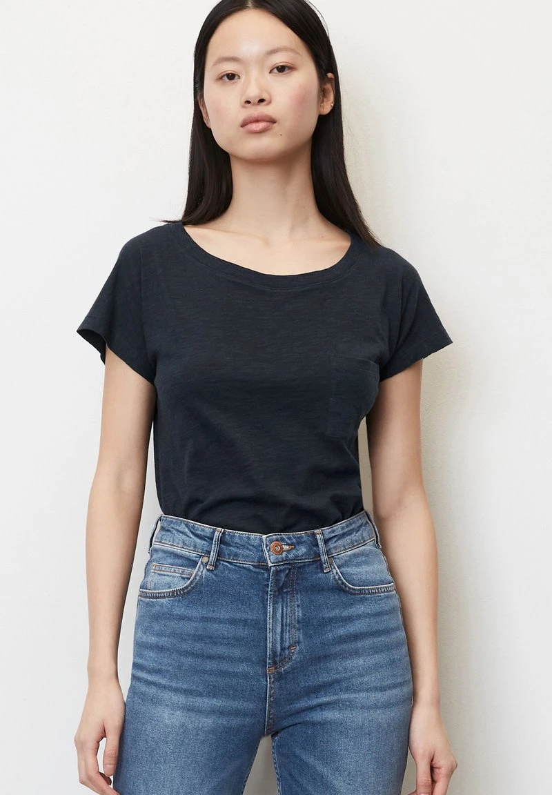 Marc O'Polo MIT BRUSTTASCHE - T-Shirt Basic - Deep Blue Sea 1 Marc O'Polo MIT BRUSTTASCHE - T-Shirt Basic - Deep Blue Sea