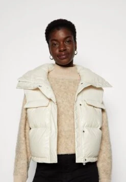 Marc O'Polo VEST FLAP POCKETS - Weste - Chalky Sand 9 Marc O'Polo VEST FLAP POCKETS - Weste - Chalky Sand -Mode Familie 9f000361554341f0b92e7f6f44e00584