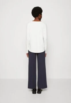 Marc O'Polo 3/4 SLEEVE V NECK - Langarmshirt - White 8 Marc O'Polo 3/4 SLEEVE V NECK - Langarmshirt - White -Mode Familie 9f3503d67ca44134adc7eaa98f2fe602