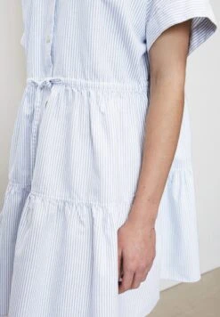 Marc O'Polo DENIM Blusenkleid - Multi Blue Clay 9 Marc O'Polo DENIM Blusenkleid - Multi Blue Clay -Mode Familie a3eb5faae8dd4e849e12ffc2da9f43df