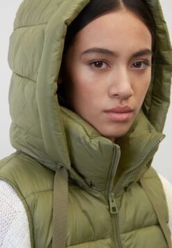 Marc O'Polo REGULAR MIT RECYCELTEN MAT - Weste - Wild Olive 8 Marc O'Polo REGULAR MIT RECYCELTEN MAT - Weste - Wild Olive -Mode Familie a593f6d628204a6b90f9daf3ad34a36e