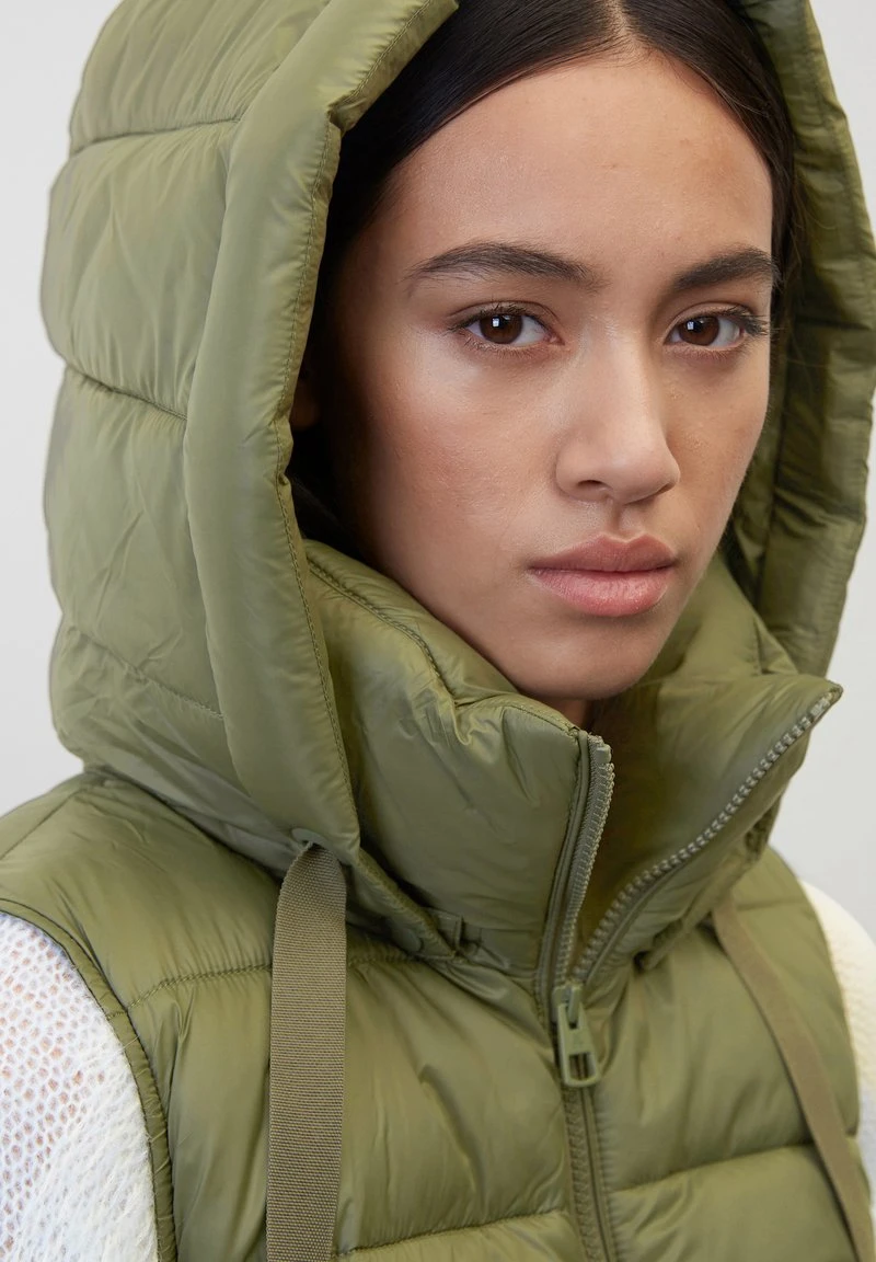 Marc O'Polo REGULAR MIT RECYCELTEN MAT - Weste - Wild Olive 3 Marc O'Polo REGULAR MIT RECYCELTEN MAT - Weste - Wild Olive – Bild 3