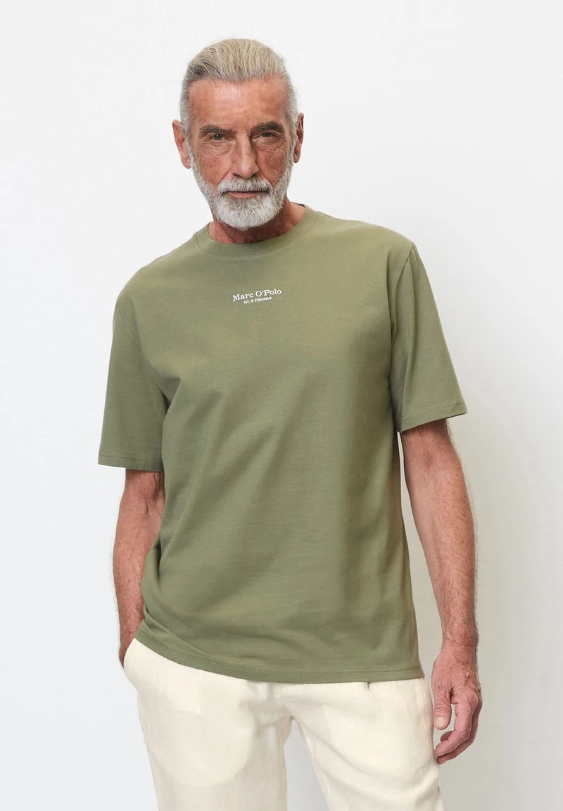 Marc O'Polo REGULAR AUS SOFTER - T-Shirt Basic - Olive 1 Marc O'Polo REGULAR AUS SOFTER - T-Shirt Basic - Olive
