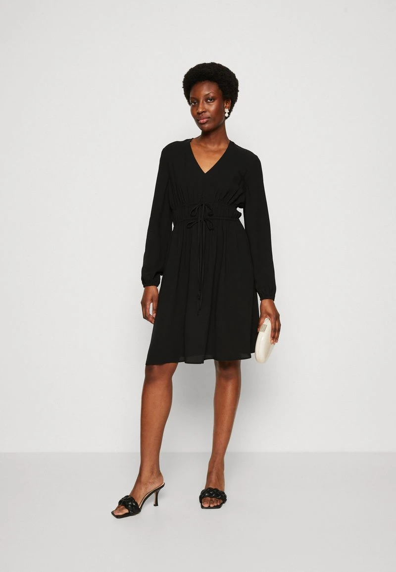 Marc O'Polo DRESS FEMININ STYLE DEEP V-NECK FITTED WAIST - Freizeitkleid - Black 2 Marc O'Polo DRESS FEMININ STYLE DEEP V-NECK FITTED WAIST - Freizeitkleid - Black – Bild 2