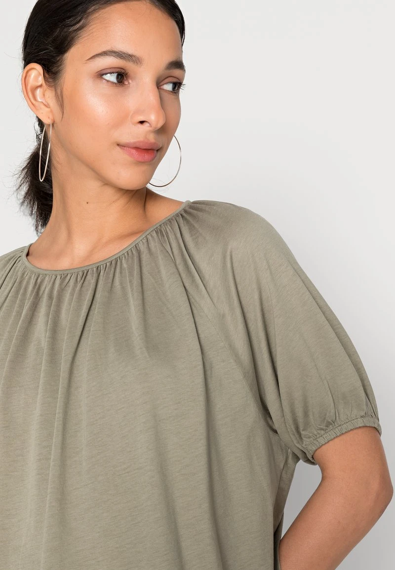 Marc O'Polo BLOUSE DEEP BOAT NECK RUFFELS AT NECKLINE PUFFER SLEEV - Bluse - Sundried Sage 5 Marc O'Polo BLOUSE DEEP BOAT NECK RUFFELS AT NECKLINE PUFFER SLEEV - Bluse - Sundried Sage – Bild 5