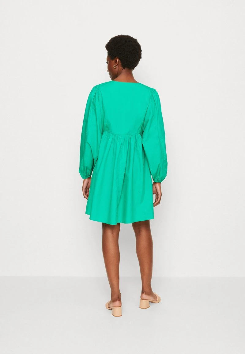 Marc O'Polo DRESS FEMININE STYLE SLEEVE VOLUME V NECK SHORT LENGTH - Freizeitkleid - Vivid Green 3 Marc O'Polo DRESS FEMININE STYLE SLEEVE VOLUME V NECK SHORT LENGTH - Freizeitkleid - Vivid Green – Bild 3