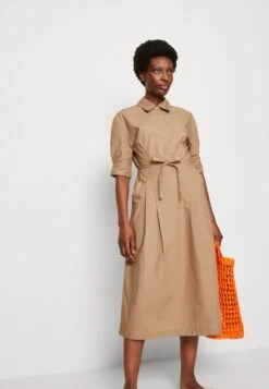 Marc O'Polo STYLE BELTED WAIST PLEATS - Blusenkleid - Dusty Earth 9 Marc O'Polo STYLE BELTED WAIST PLEATS - Blusenkleid - Dusty Earth -Mode Familie b1e5d6fcd4524b25866cd2950a4aa536