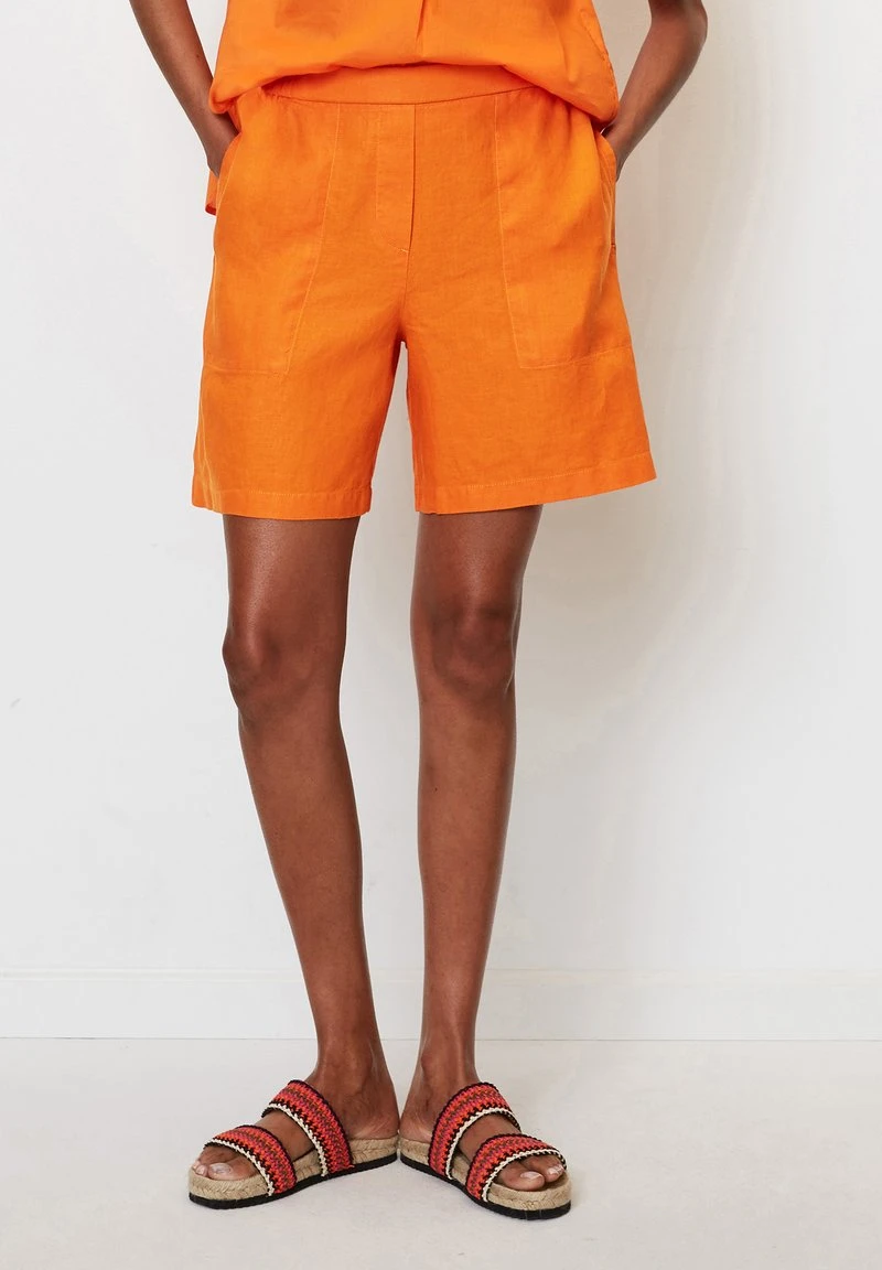 Marc O'Polo HIGH WAISTMIT TEIL-ELASTISCHEM BUND - Shorts - Marigold Orange 1 Marc O'Polo HIGH WAISTMIT TEIL-ELASTISCHEM BUND - Shorts - Marigold Orange