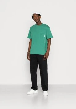 Marc O'Polo DENIM SHORT SLEEVE CHEST POCKET - T-Shirt Basic - Green Depths -Mode Familie b3934743b7934b49aade4135c389c1a7