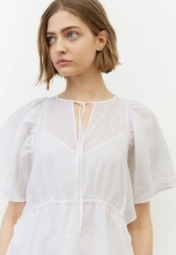 Marc O'Polo GATHERING BAT SLEEVE FRONT SLIT MIDI LENGTH - Freizeitkleid - White -Mode Familie b3f046f146304eb1ac787e05b751489f