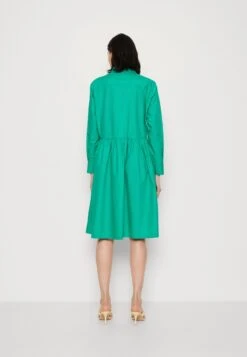 Marc O'Polo DRESS SHIRT STYLE FEMININE GATHERING MODERN DETAILS - Blusenkleid - Vivid Green 8 Marc O'Polo DRESS SHIRT STYLE FEMININE GATHERING MODERN DETAILS - Blusenkleid - Vivid Green -Mode Familie b52d203b0cbc4ac683826467f03833a4