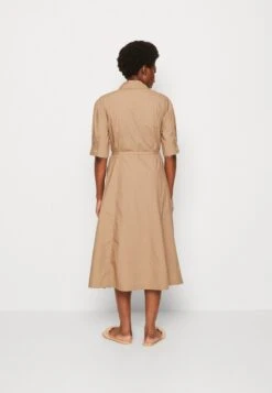 Marc O'Polo STYLE BELTED WAIST PLEATS - Blusenkleid - Dusty Earth 8 Marc O'Polo STYLE BELTED WAIST PLEATS - Blusenkleid - Dusty Earth -Mode Familie b7448f43850c4d7fbd3e8a4a016af42d